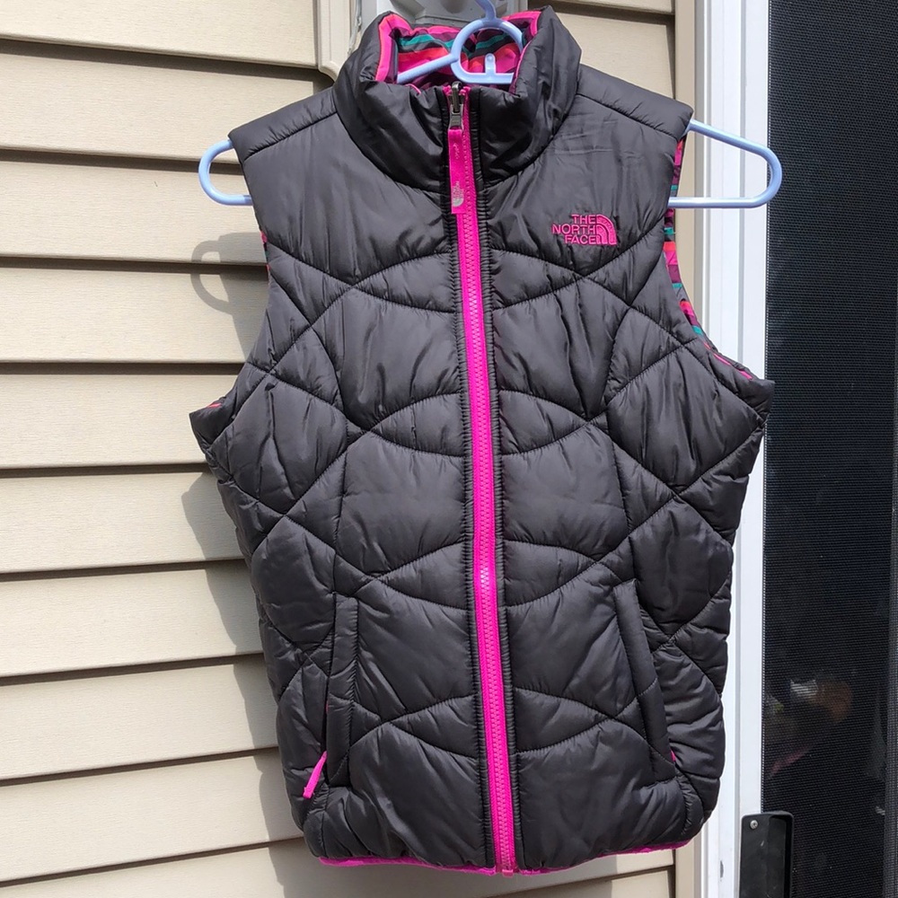 Girls north face reversible puffer vest. M 10/12. Gray/ striped. Warm!!!